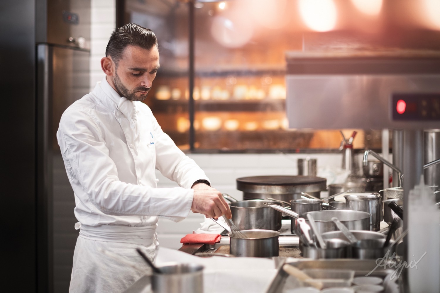 chef de cuisine en action de travail