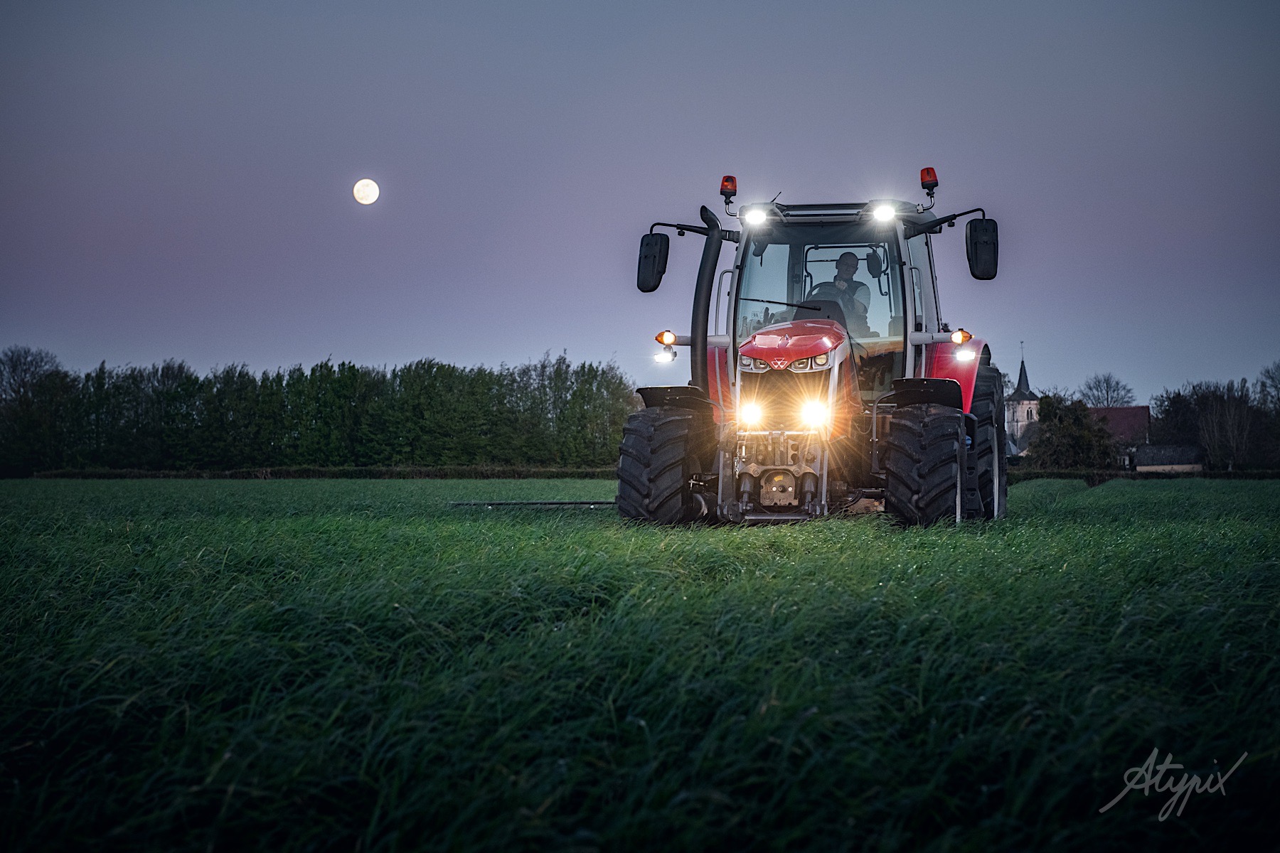 agriculteur qui travaille de nuit dans un champs