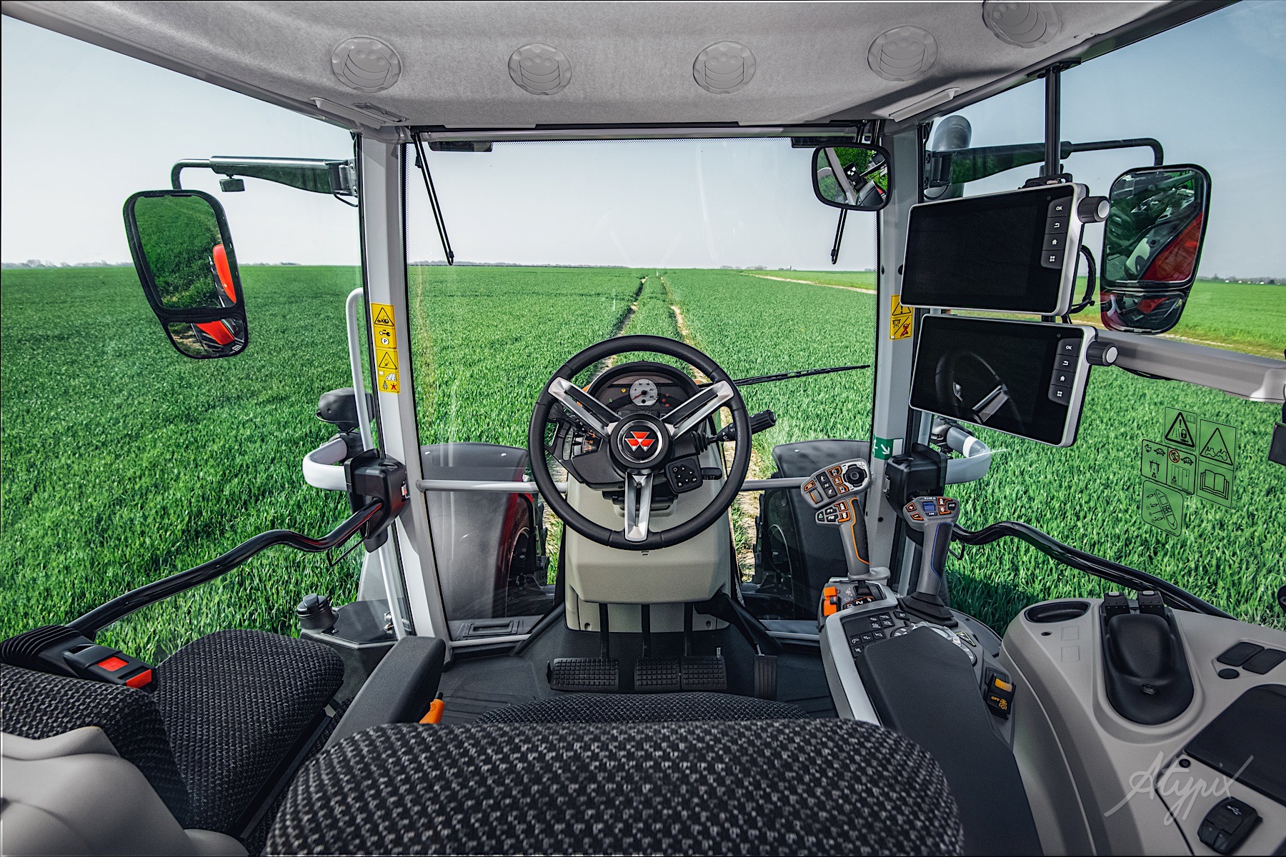 photo de l'intérieur d'un tracteur dans un champs
