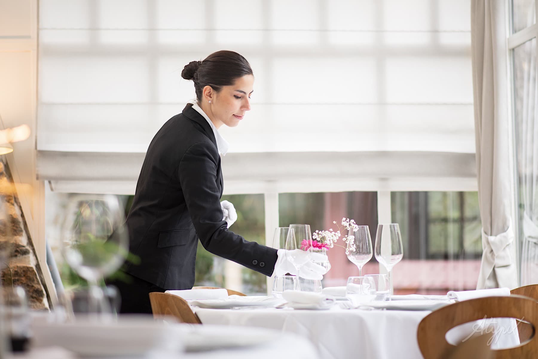 photo d'une femme en service dans un restaurant