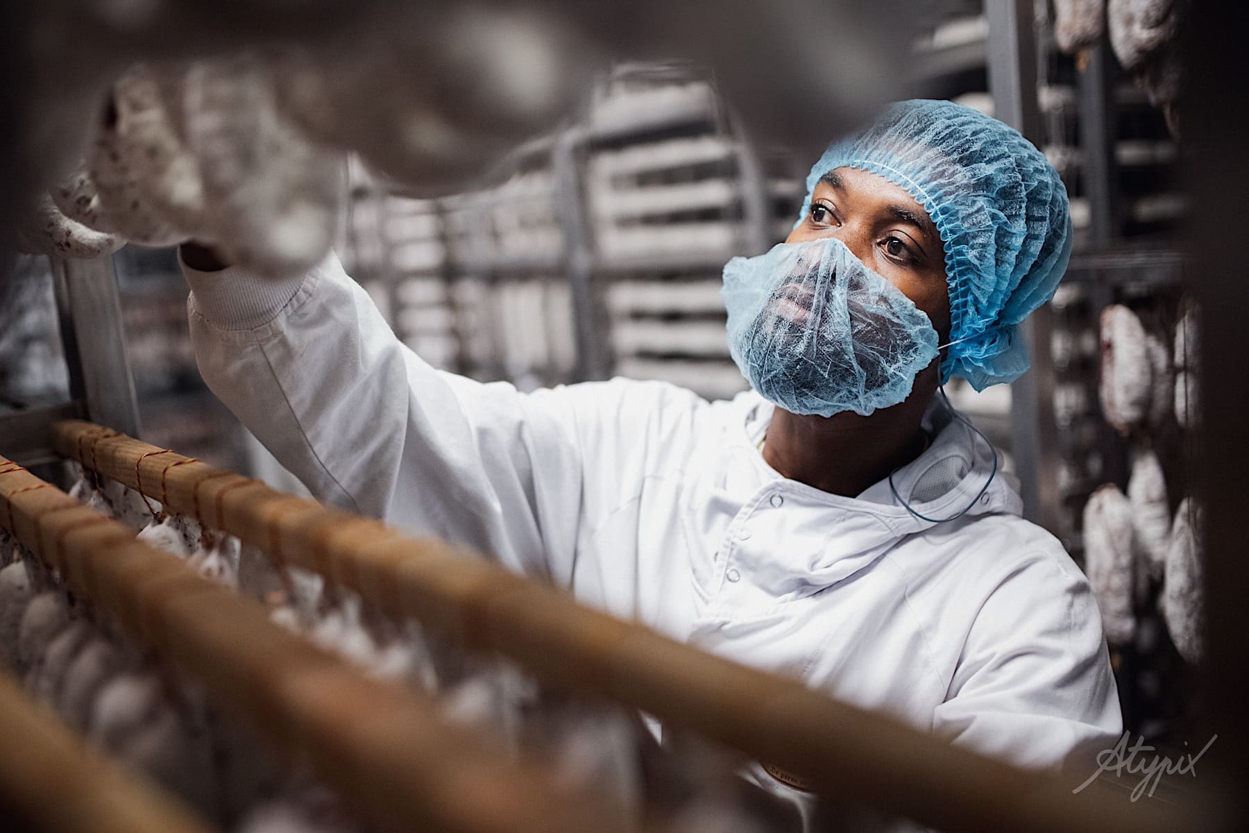 photo d'une homme en action de travail en usine agroalimentaire