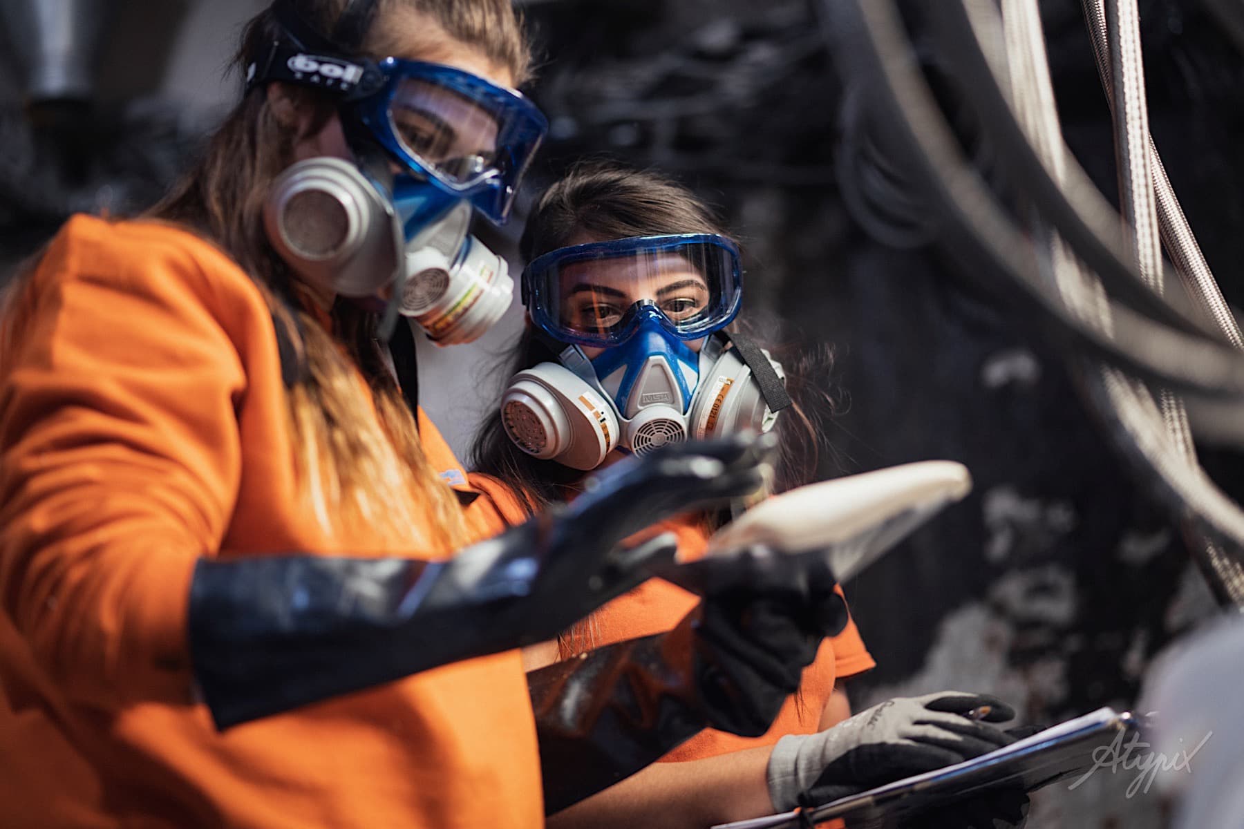 photo de deux femmes dans une usine avec des masques de protection