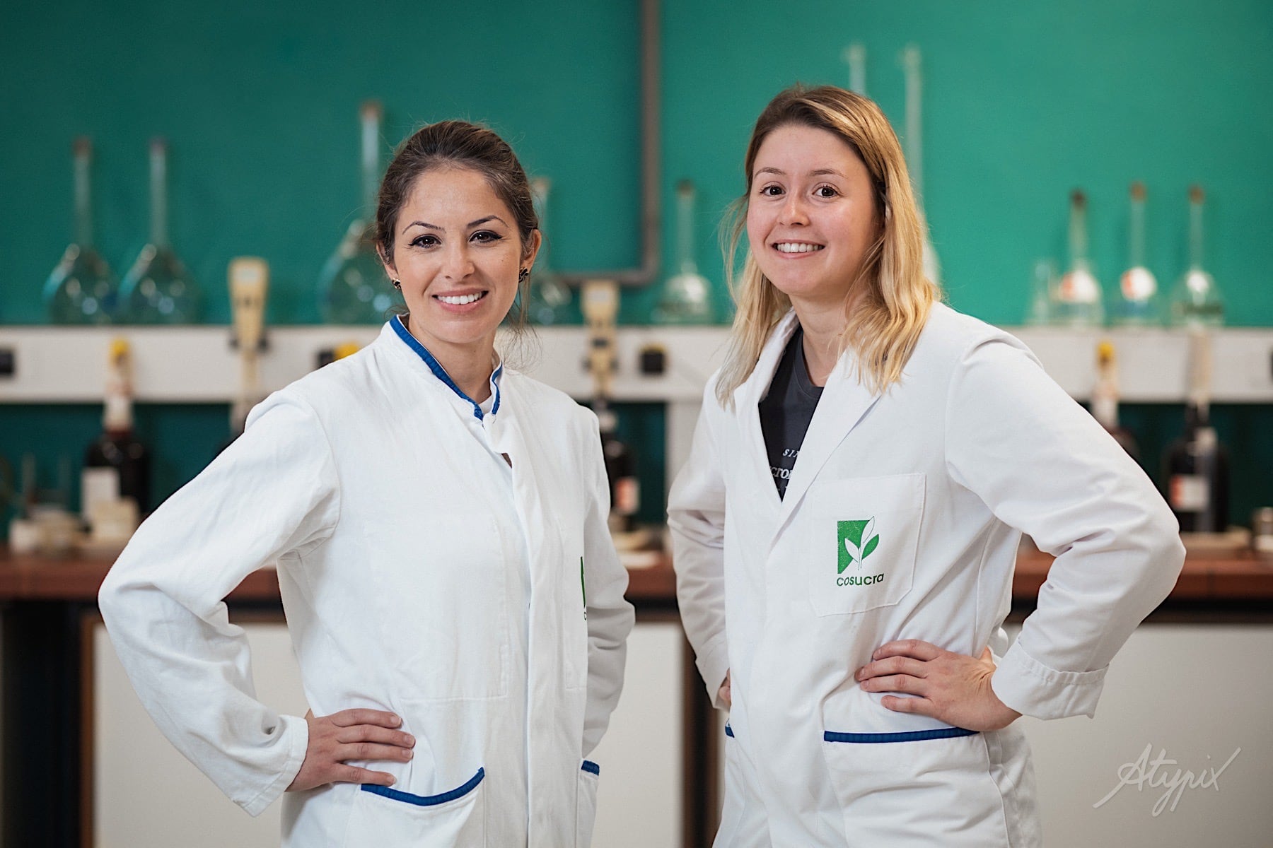 portrait de deux femmes dans un laboratoire industriel