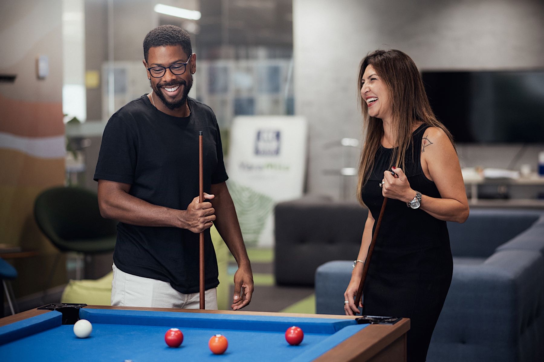 deux salariés qui jouent au billard en entreprise
