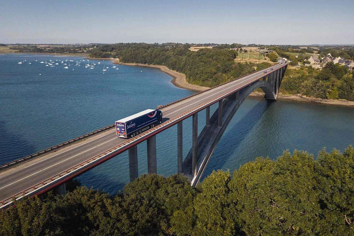 photographie d'un camion sur un pont réalisée par drone