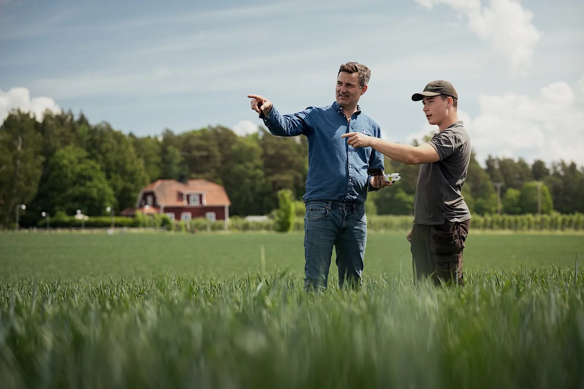 photo d'un conseiller agricole avec un agriculteur dans un champ