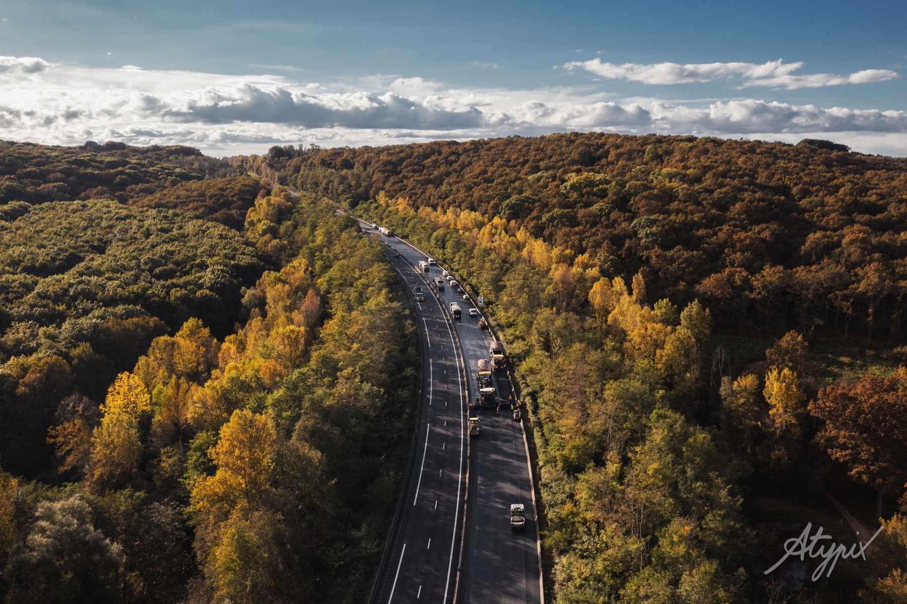 photo-chantier-travaux-autoroutiers-drone Vue aérienne d’un chantier autoroutier montrant l’organisation des travaux et les moyens déployés