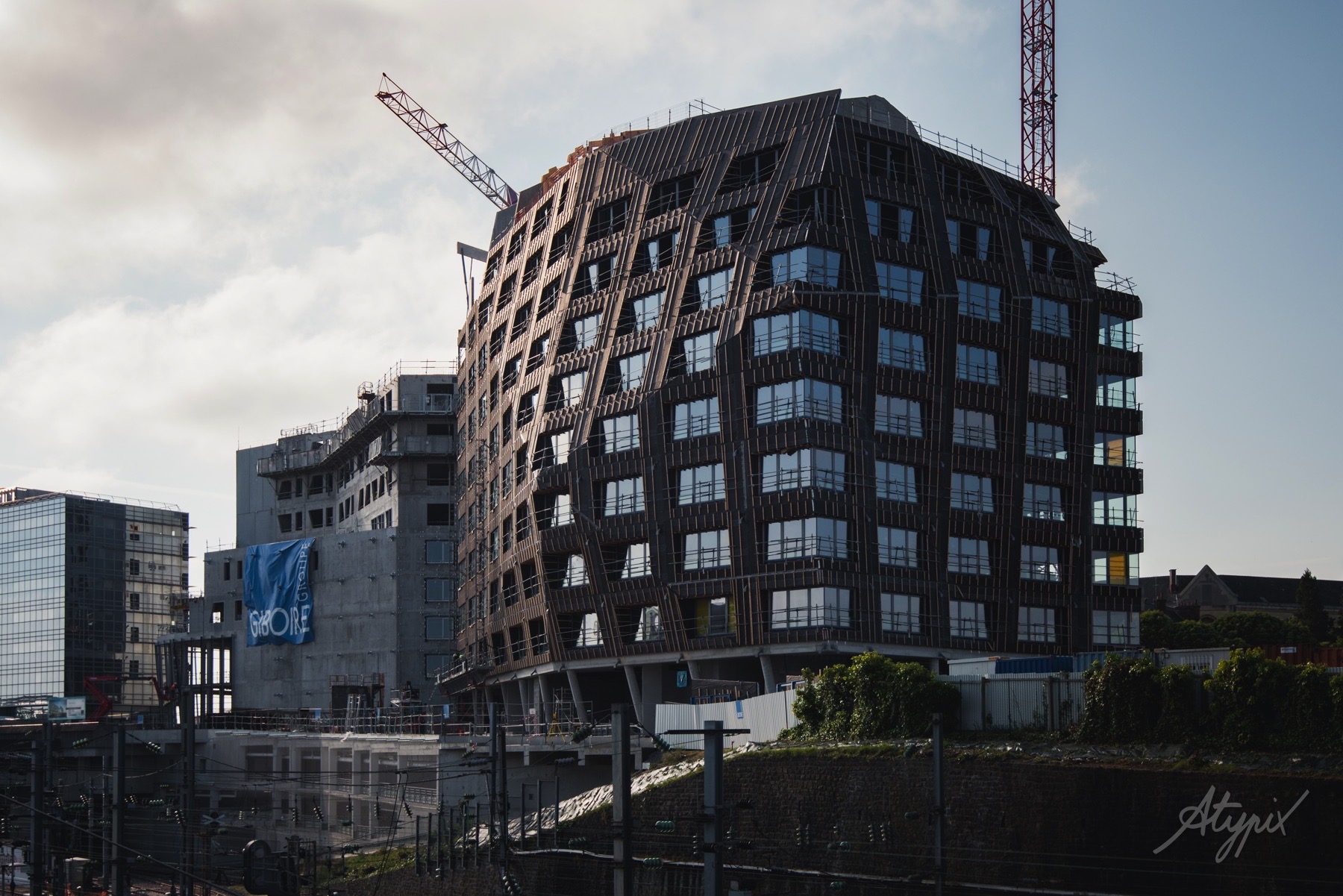 Photographie d’un bâtiment en construction pendant une phase de gros œuvre et de façade