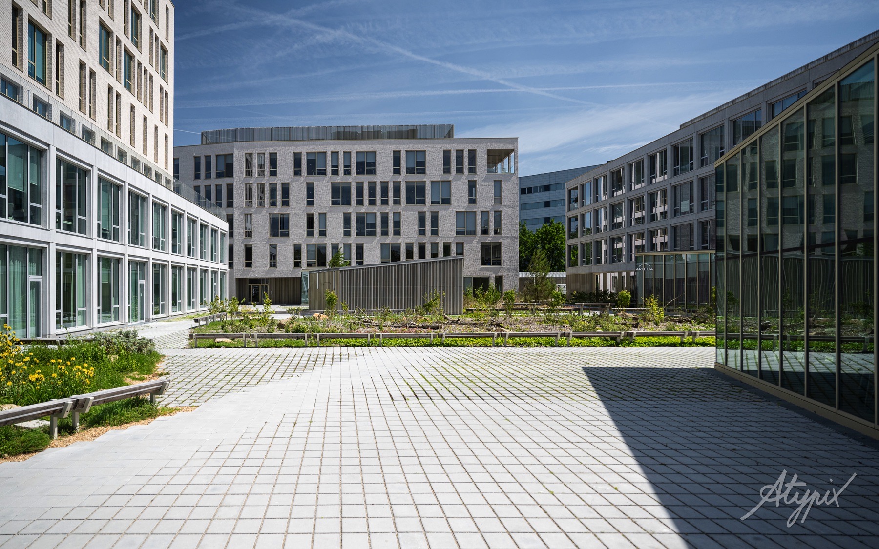 photographie-chantier-livre-batiment-amenagements Photographie d’un bâtiment livré montrant l’architecture et les aménagements extérieurs finalisés