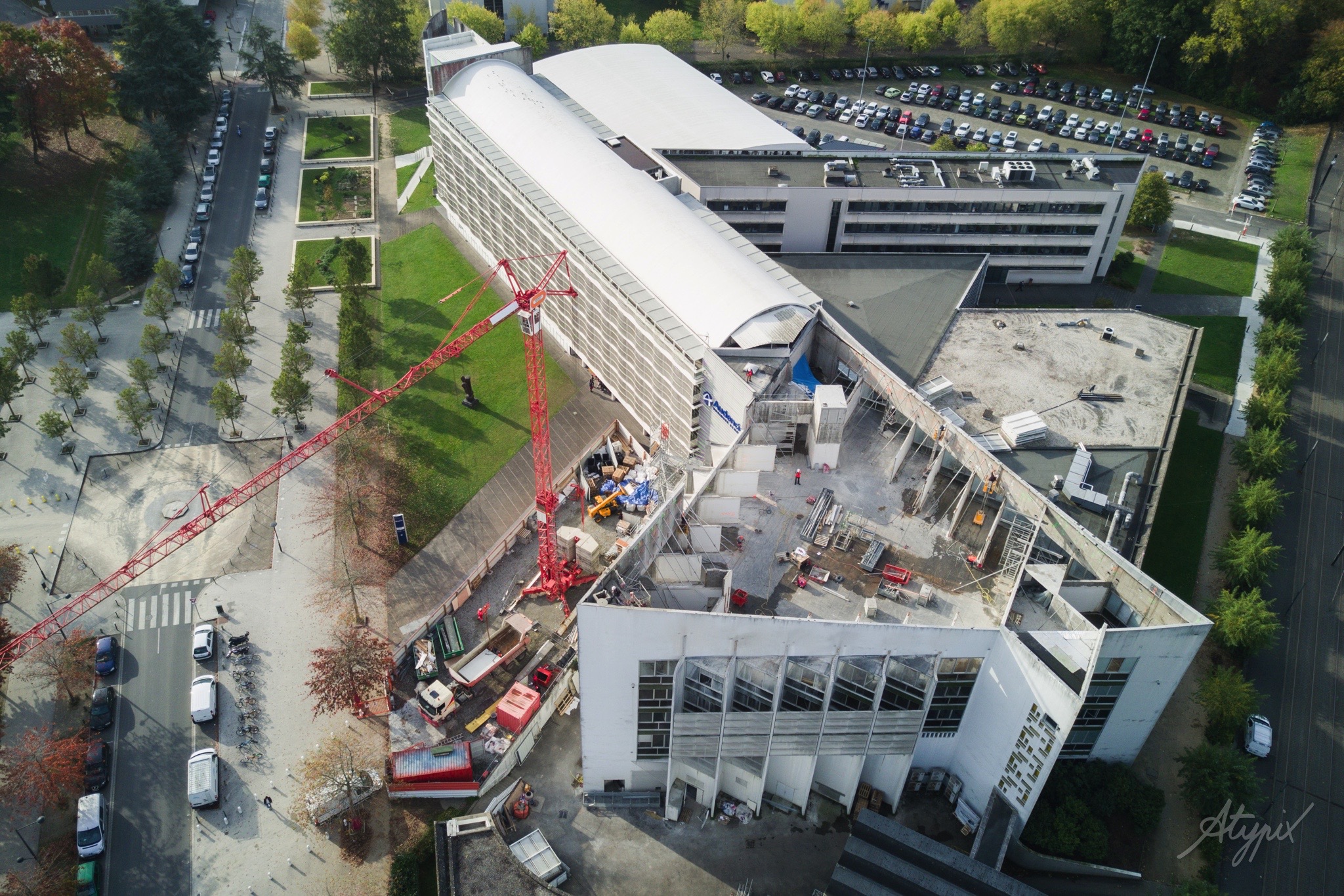 photographie-drone-chantier-batiment-tertiaire Vue aérienne par drone d’un chantier de bâtiment tertiaire en cours de travaux