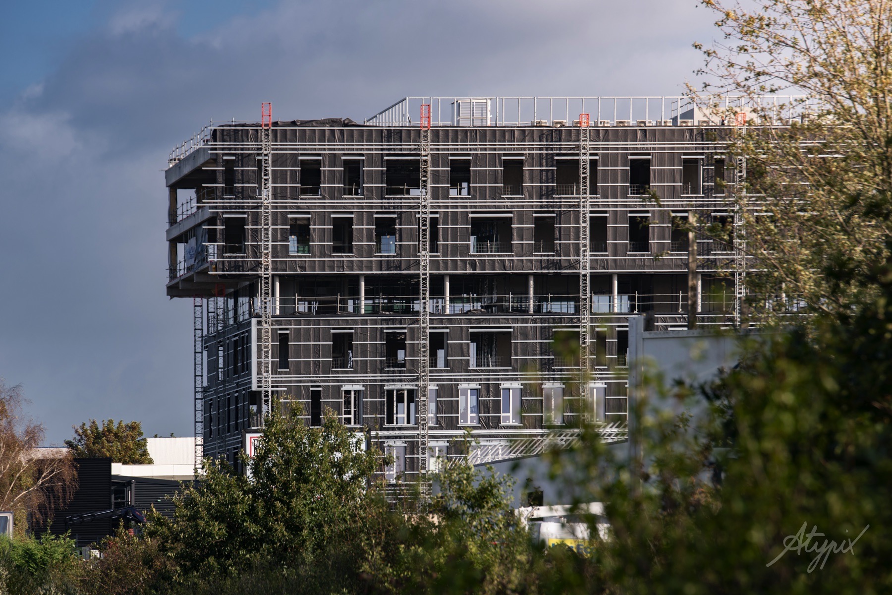 suivi-photographique-chantier-clos-couvert Bâtiment en phase de clos-couvert photographié avant la fin des travaux de façade