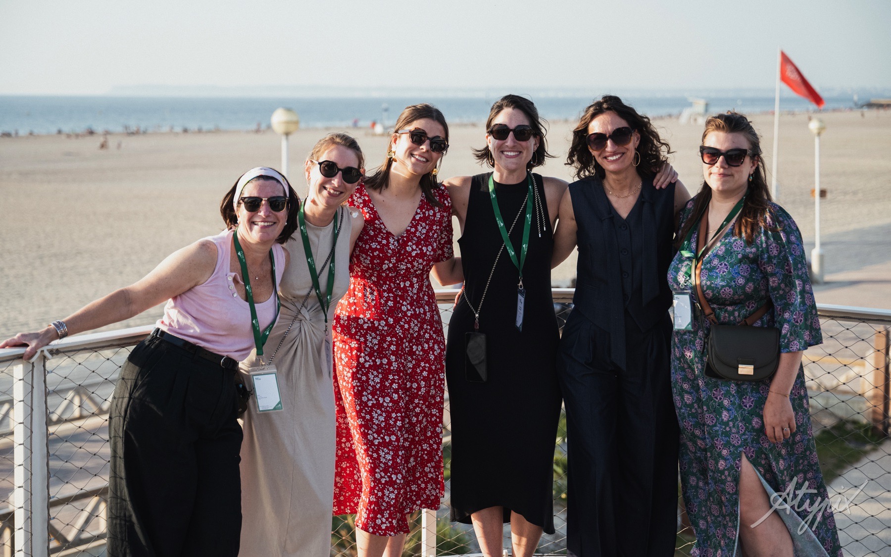 agrial-seminaire-deauville-participantes-terrasse Participantes au séminaire Top Managers Agrial sur une terrasse face à la plage de Deauville.