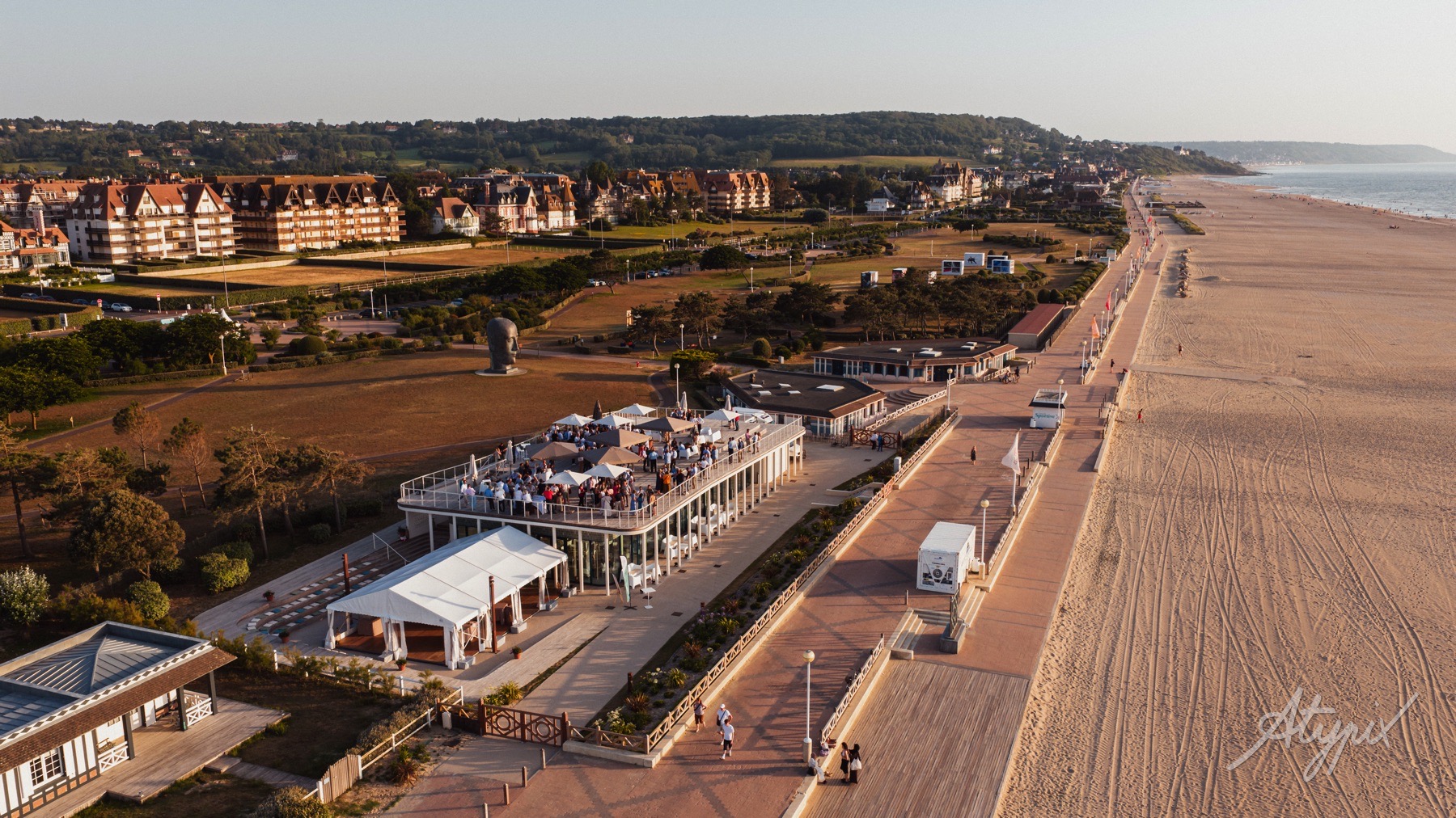 default Vue aérienne du Pavillon des Bains à Deauville pendant le séminaire Agrial.