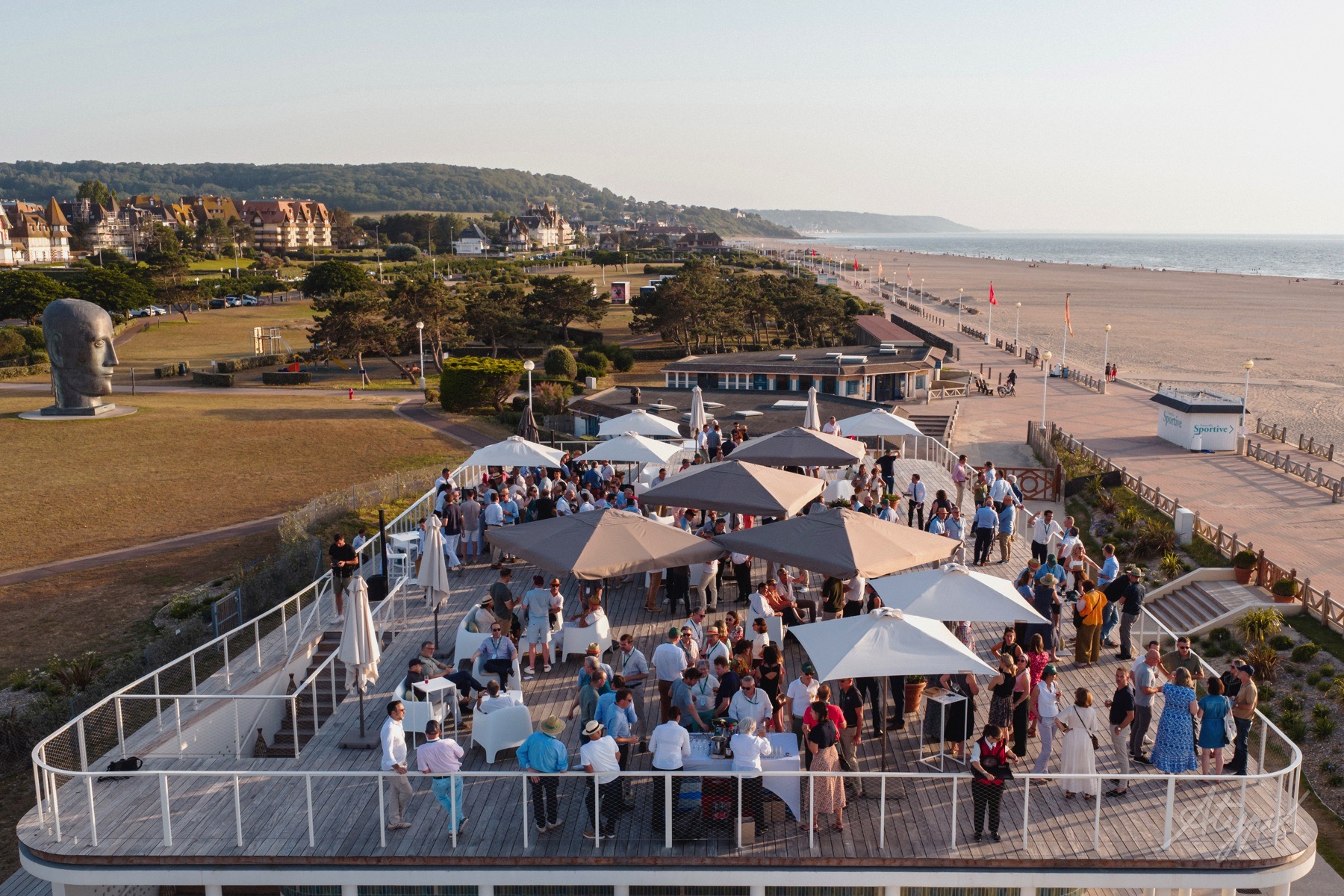 photo aérienne d'un soirée de séminaire d'entreprise sur un roof top en bord de mer