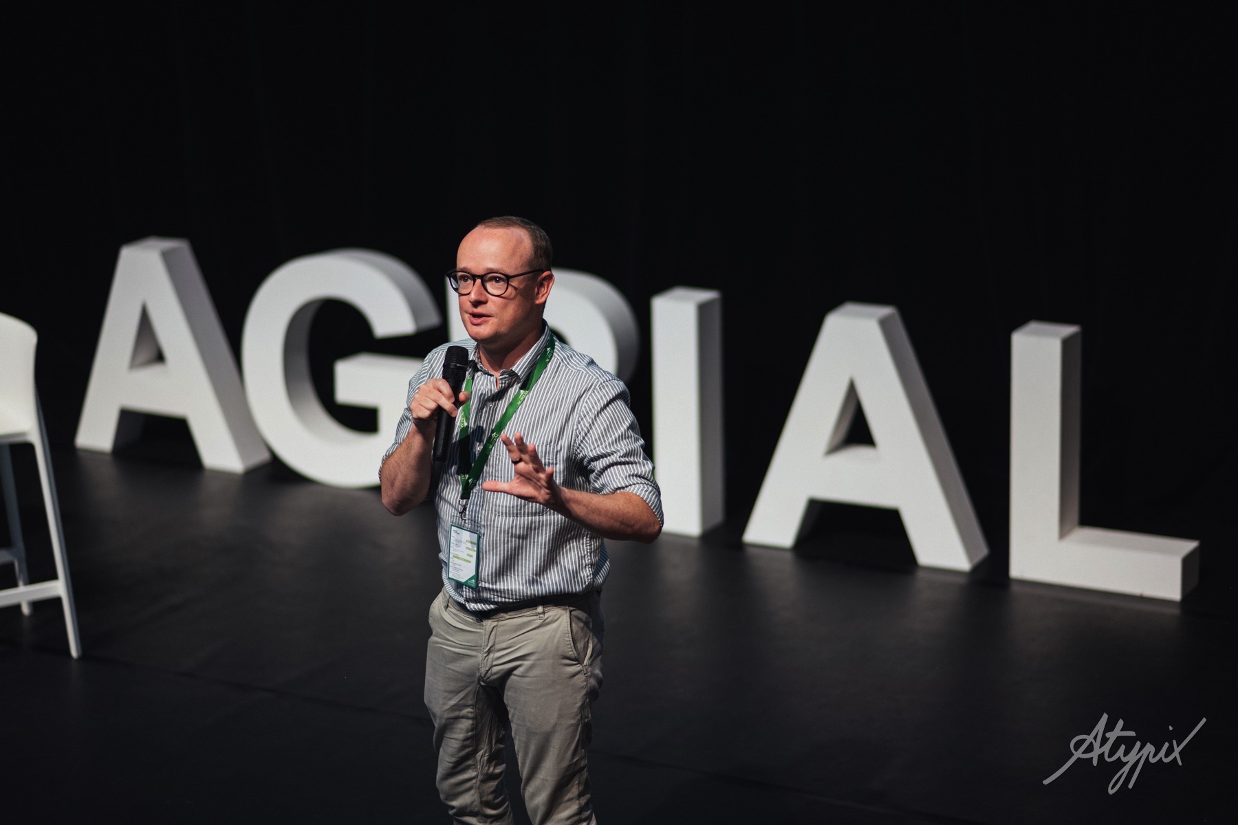 agrial-seminaire-top-managers-intervenant-scene Intervenant prenant la parole devant l’identité Agrial pendant le séminaire Top Managers 2026.