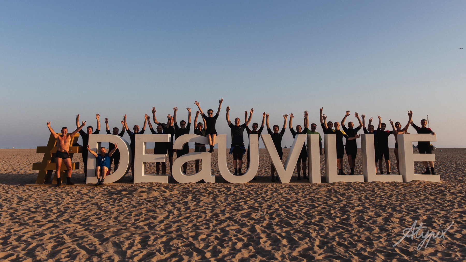 agrial-team-building-deauville-photo-groupe Participants Agrial devant le lettrage Deauville pendant une activité du séminaire.