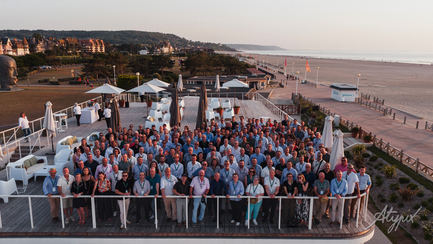 agrial-seminaire-activite-yoga-plage-deauville Photo de groupe des participants au séminaire Top Managers Agrial réalisée par drone à Deauville.