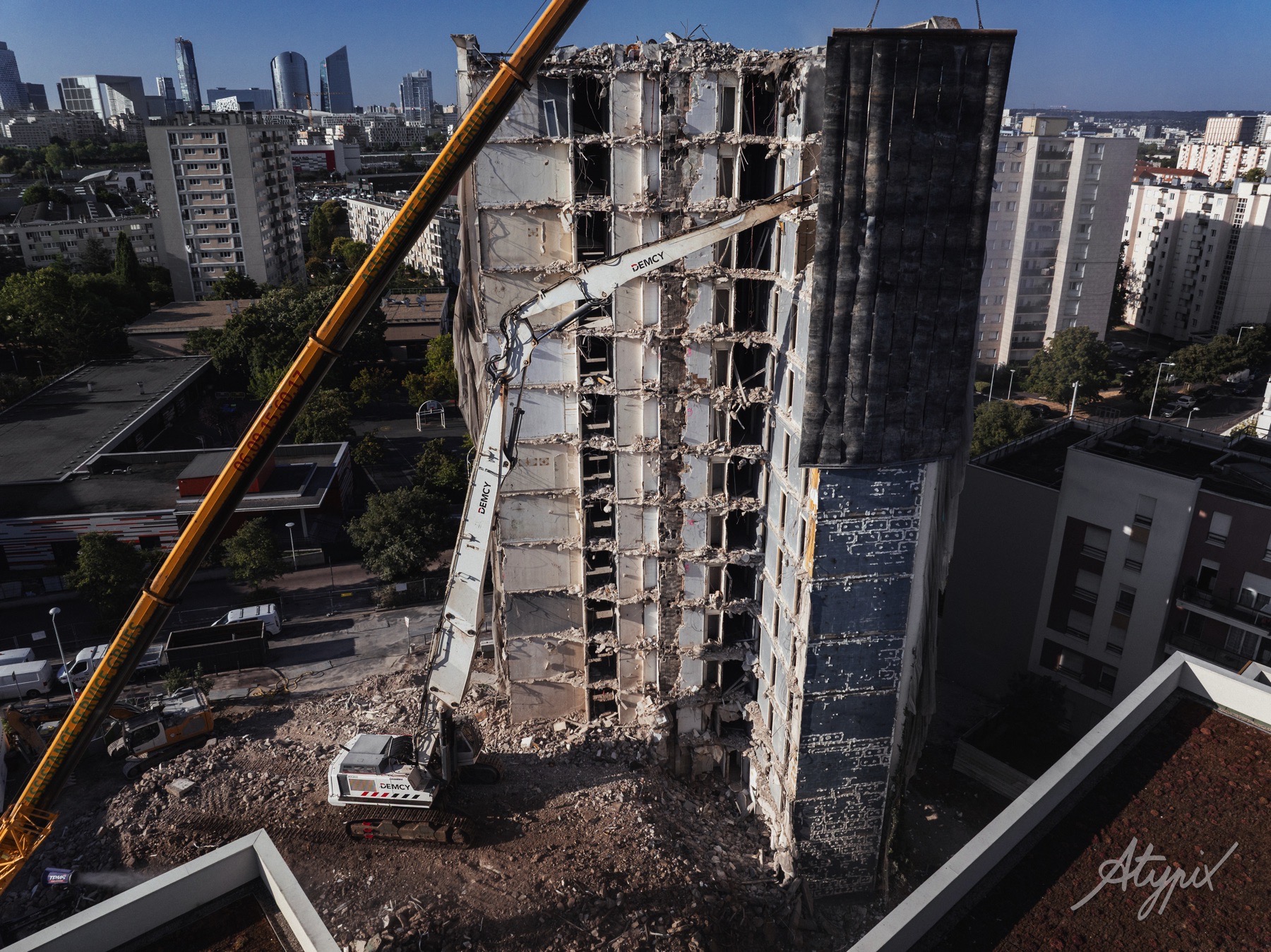 demolition-demcy-nanterre-vue-aerienne-chantier Vue aérienne du chantier de démolition Demcy dans un environnement urbain dense à Nanterre.
