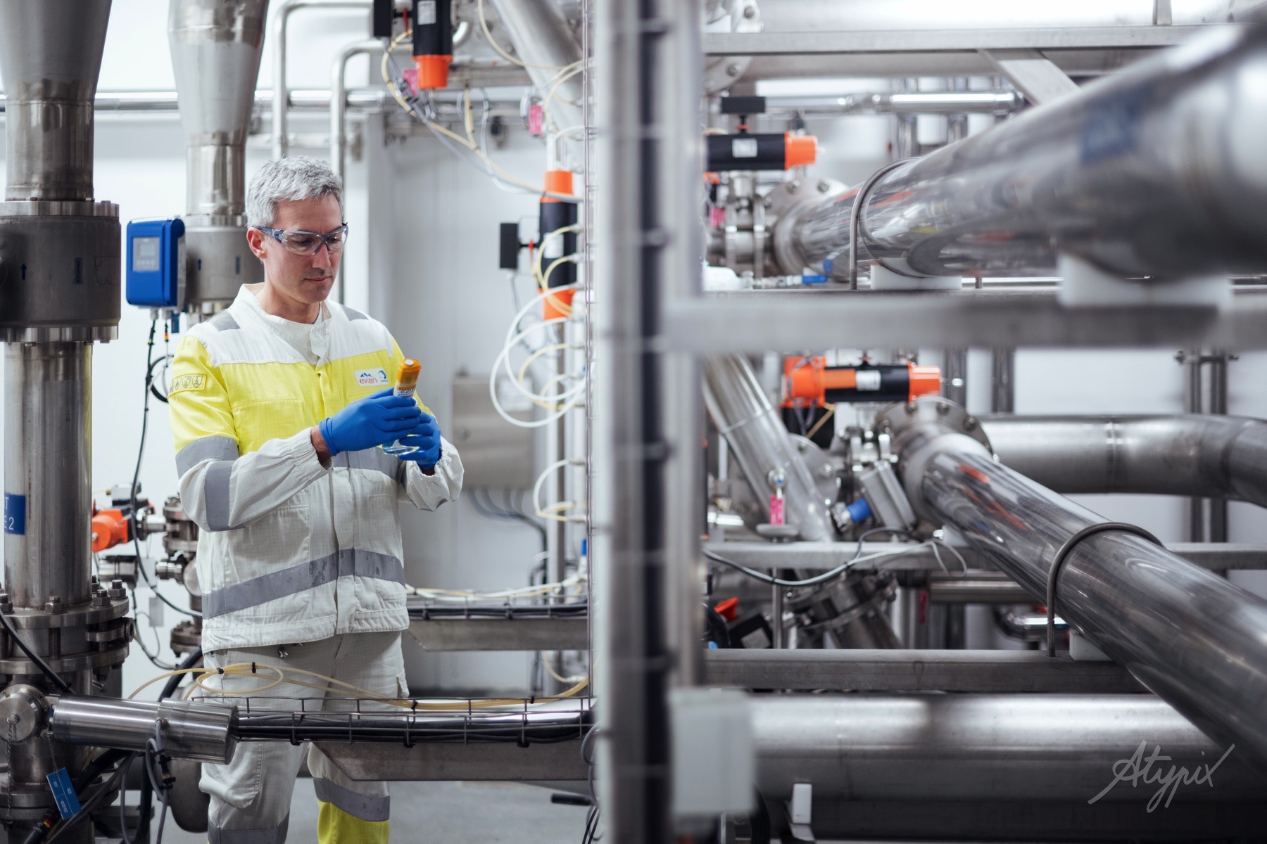 evian-controle-qualite-eau-site-production Collaborateur Evian contrôlant une bouteille au cœur des installations du site de production.