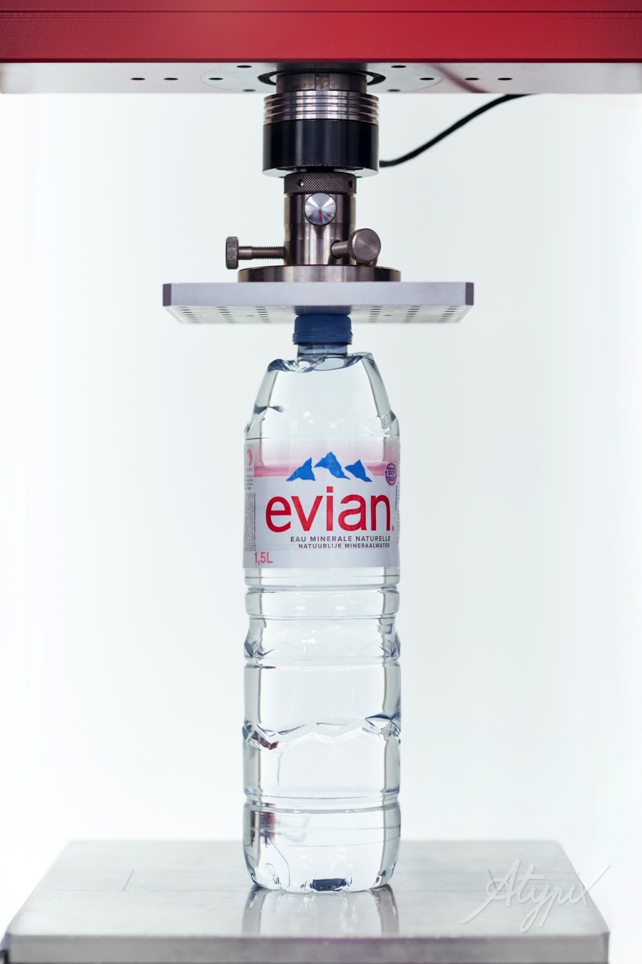 evian-test-resistance-bouteille-laboratoire Bouteille Evian soumise à un test de résistance dans le laboratoire du site d’embouteillage.