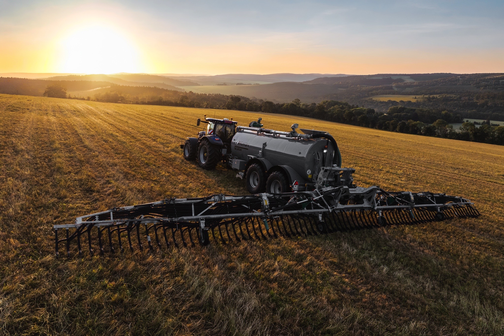 Tonne à lisier Pichon SC20R en application dans un champ au coucher du soleil.
