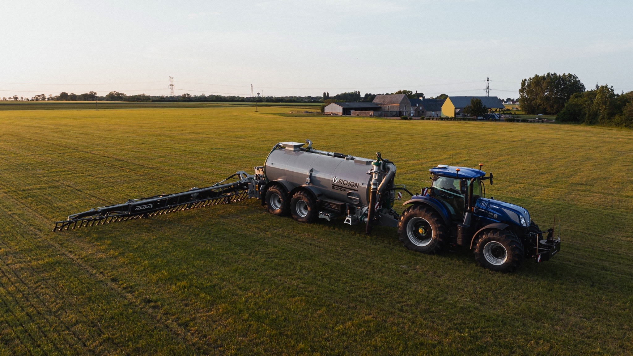 pichon-sc20r-application-vue-aerienne Vue aérienne de la tonne à lisier Pichon SC20R et de sa rampe pendant l’application au champ.