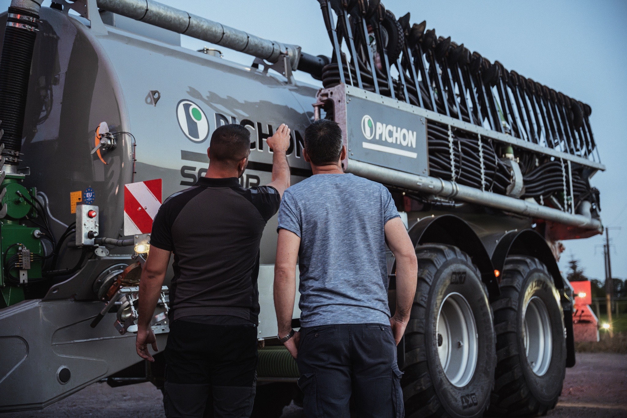 pichon-sc20r-echange-technique-utilisateurs Échange technique autour de la tonne à lisier Pichon SC20R avant son utilisation.