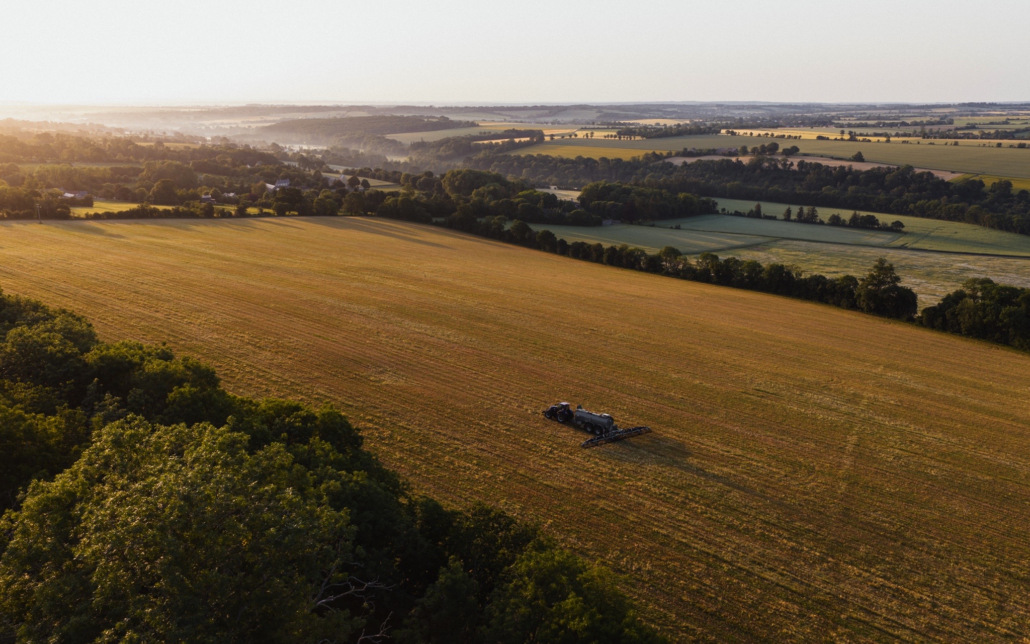 pichon-sc20r-paysage-agricole-vue-drone Vue aérienne d’une parcelle normande pendant l’utilisation de la tonne à lisier Pichon SC20R.