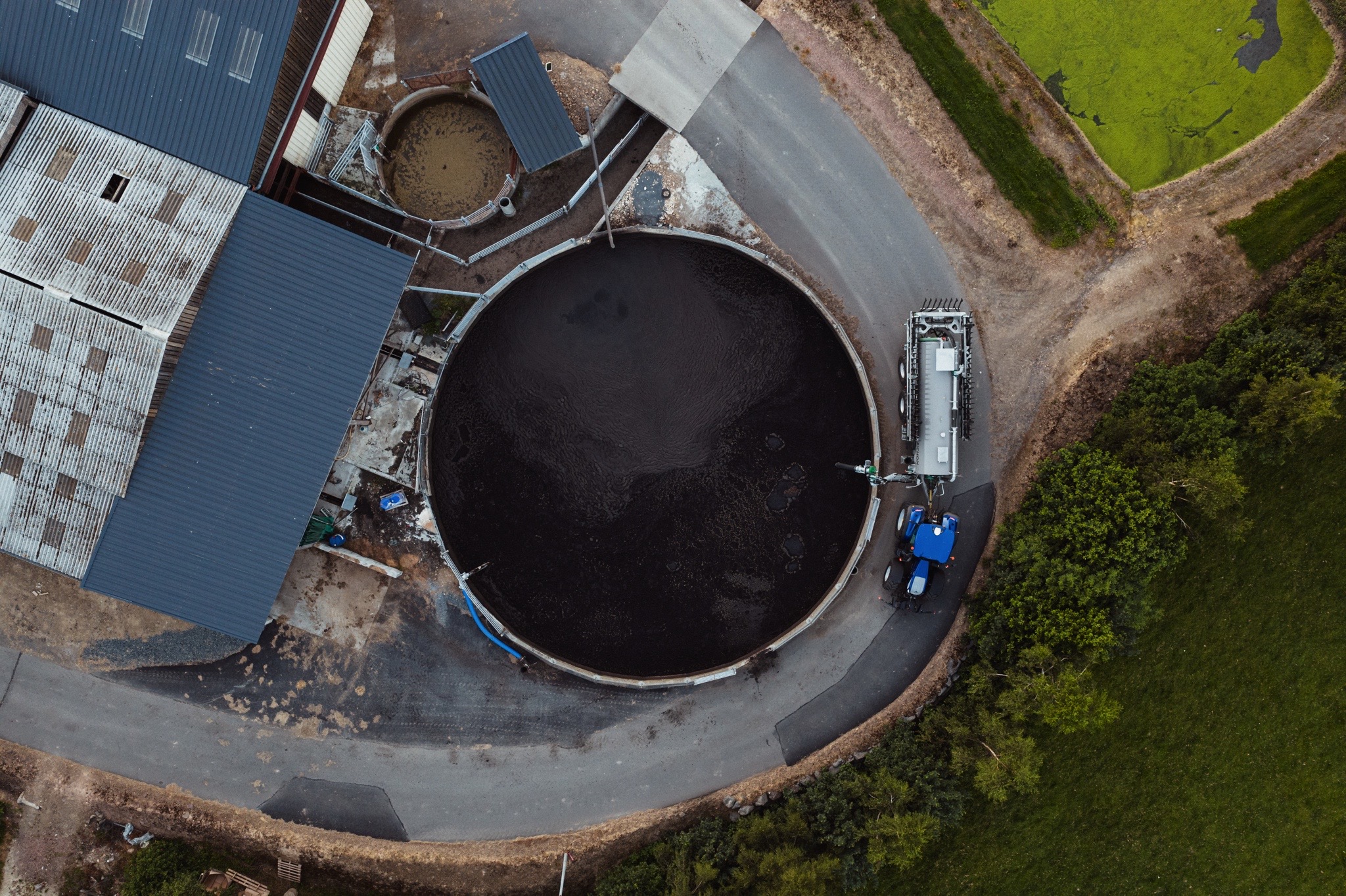 pichon-sc20r-remplissage-vue-drone-fosse Vue verticale par drone du remplissage de la tonne à lisier Pichon SC20R près d’une fosse de stockage.
