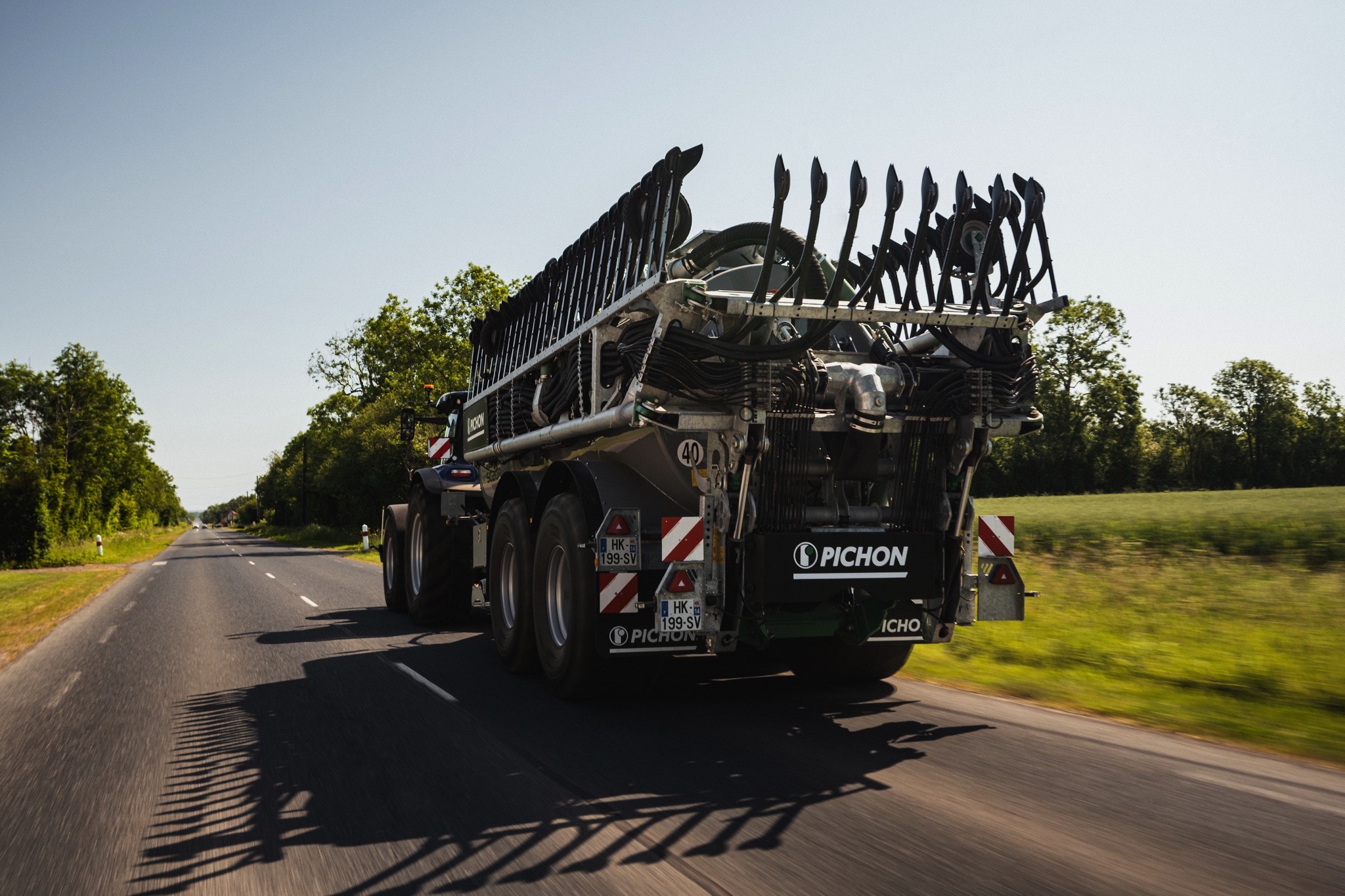 pichon-sc20r-transport-route-normandie Tonne à lisier Pichon SC20R photographiée en circulation sur une route de Normandie.