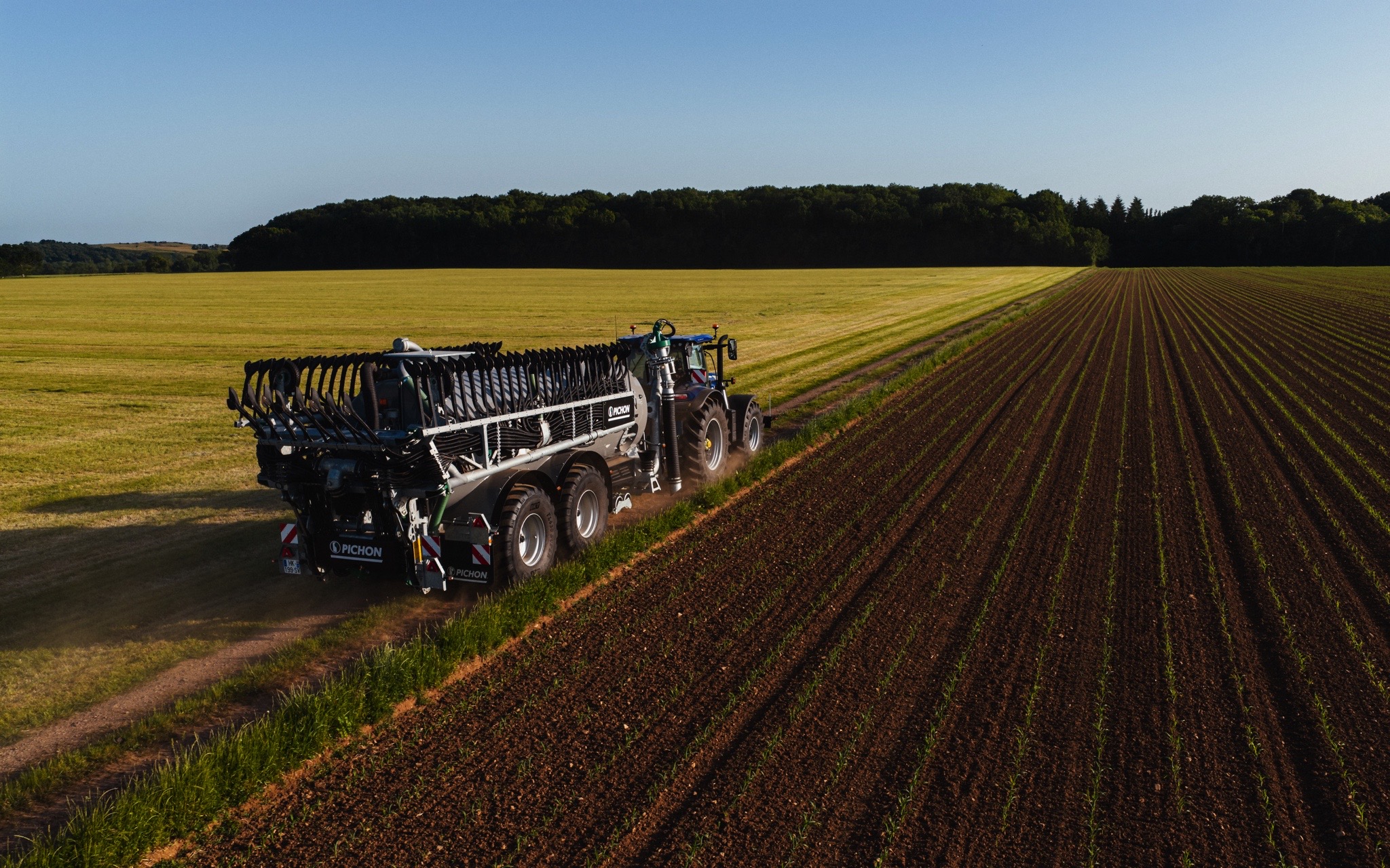 pichon-sc20r-vue-drone-parcelle-agricole Vue aérienne de la tonne à lisier Pichon SC20R circulant au bord d’une parcelle agricole.